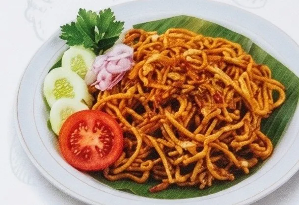 Mie Aceh dengan timun, tomat, dan acar bawang
